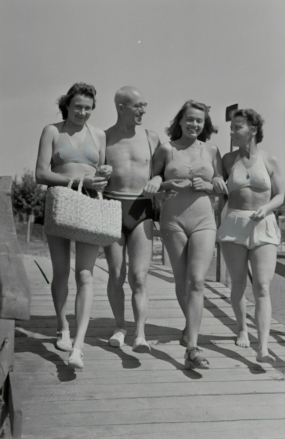 1950년대 해변 휴가 4인 스냅샷 원본 이미지